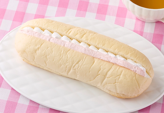 いちごと練乳のロールパンの画像